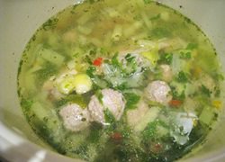 Суп зелёный на курином бульоне с фрикадельками